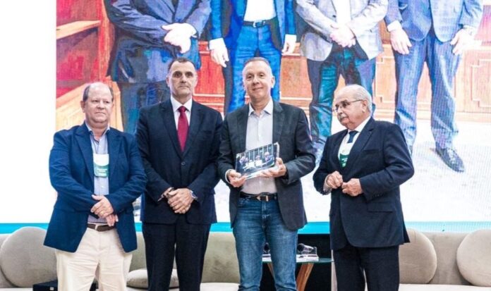 Aguinaldo Ribeiro é homenageado pela Unimed por atuação na Reforma Tributária
