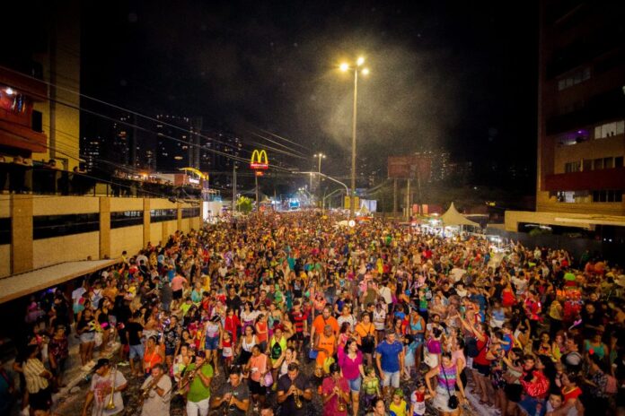 Blocos Muriçoquinhas do Miramar e Melhor Idade reúnem multidão nesta segunda-feira