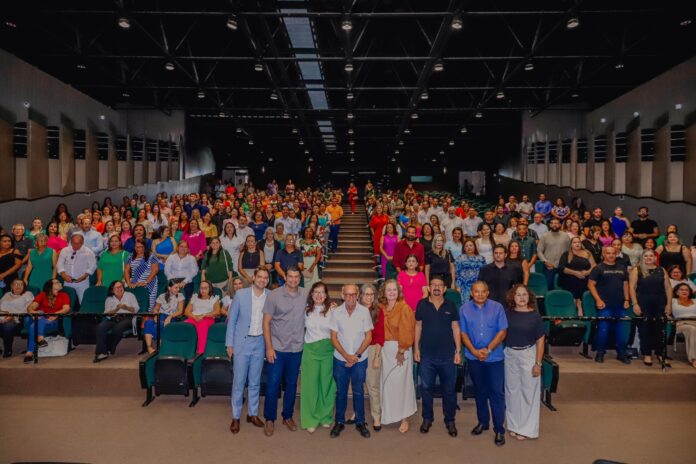 Cícero dá posse aos novos diretores escolares e destaca retomada do processo democrático na escolha dos gestores