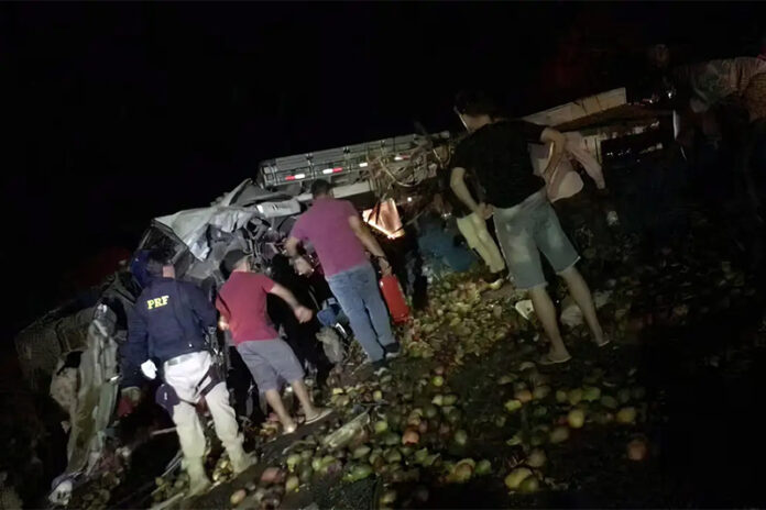 acidente entre ônibus e caminhão na bahia