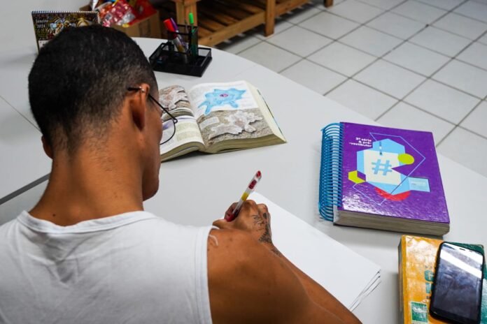 Da cracolândia para a universidade: jovem atendido pelo Programa Chega Junto realiza sonho do ensino superior