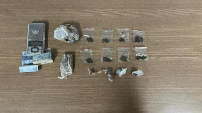 Dupla é presa com moto roubada, portando droga e arma de fogo na Capital