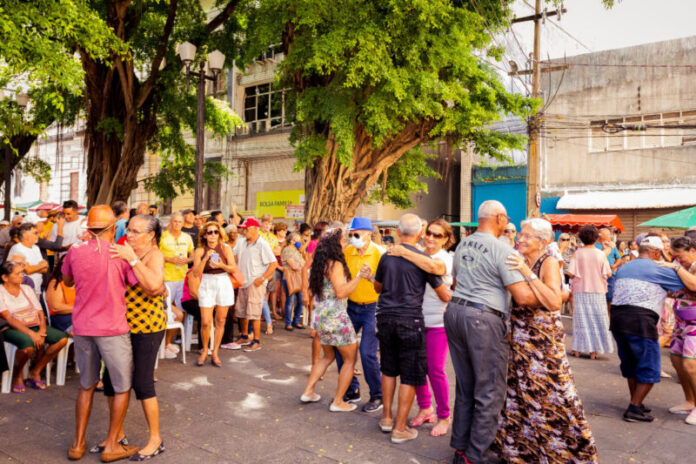 Gitana Pimentel e escolas de samba animam Sabadinho Bom