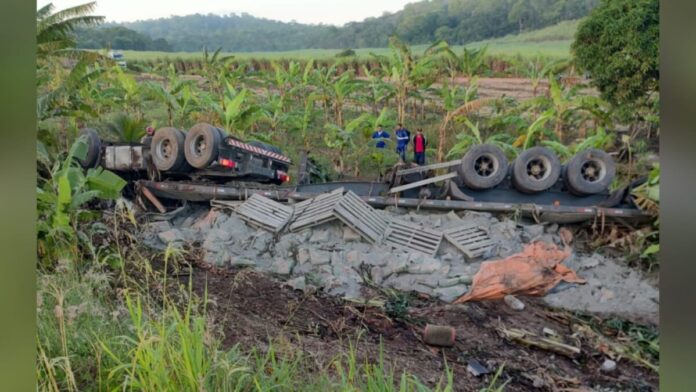 Homem não resiste e morre após carreta capotar na BR-101 em Mamanguape