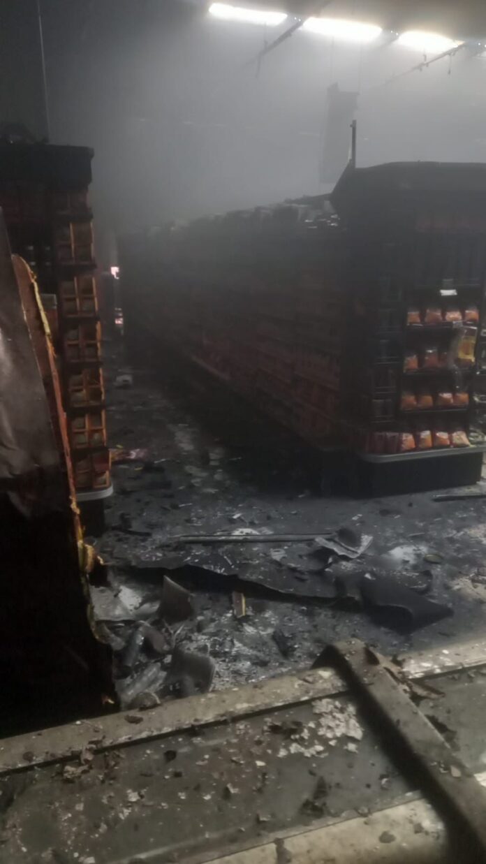 Incêndio de grandes proporções atinge supermercado em JP