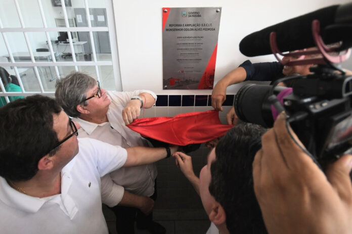 João Azevêdo entrega reforma e ampliação de escolas nos municípios de Alhandra e Sapé