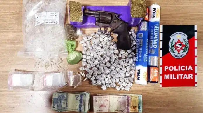 PM intensifica combate ao tráfico e apreende drogas e arma de fogo na zona leste de CG