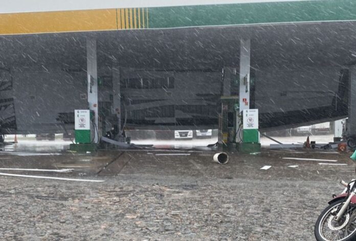 PREJUÍZO: Chuva torrencial em Cajazeiras derruba teto de posto, casas e estabelecimentos
