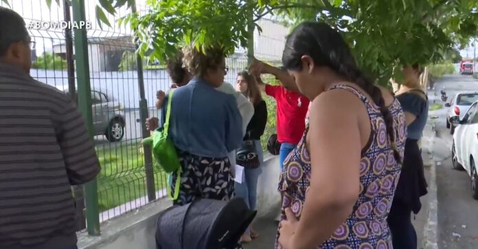 Pais acampam em frente à creche durante a madrugada por vagas