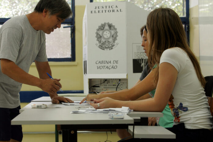 TSE determina que eleitor deve deixar celular com mesário antes de entrar na cabine de votação