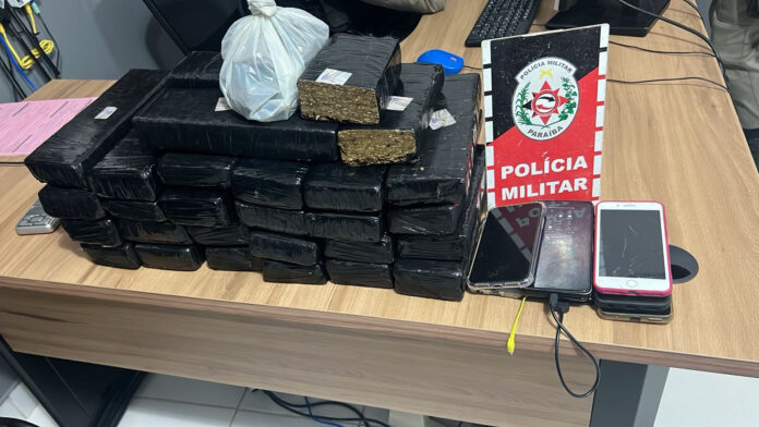 Polícia apreende 27 kg de drogas durante abordagem a carro em Cacimba de Dentro