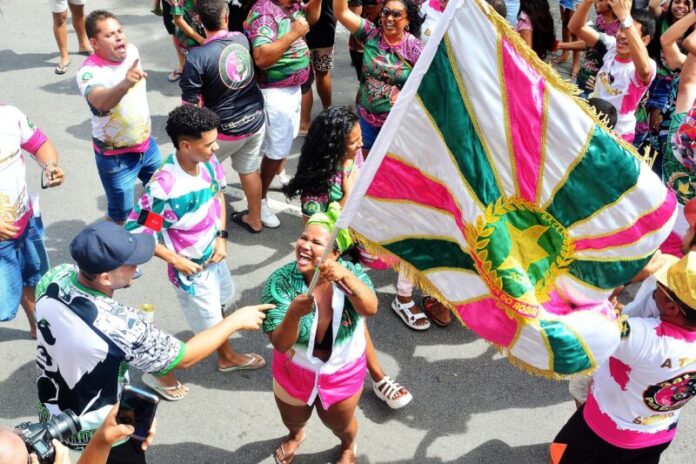 Prévias do Carnaval Tradição agitam foliões dos bairros Roger, Mandacaru e Rangel