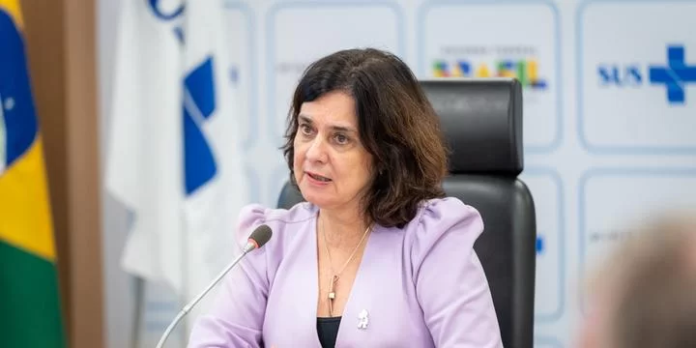 Vacina contra dengue é esperança, mas não é solução, diz ministra