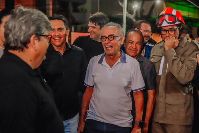 Ao lado do governador, Cícero Lucena celebra segurança dos foliões durante o segundo dia do Folia de Rua