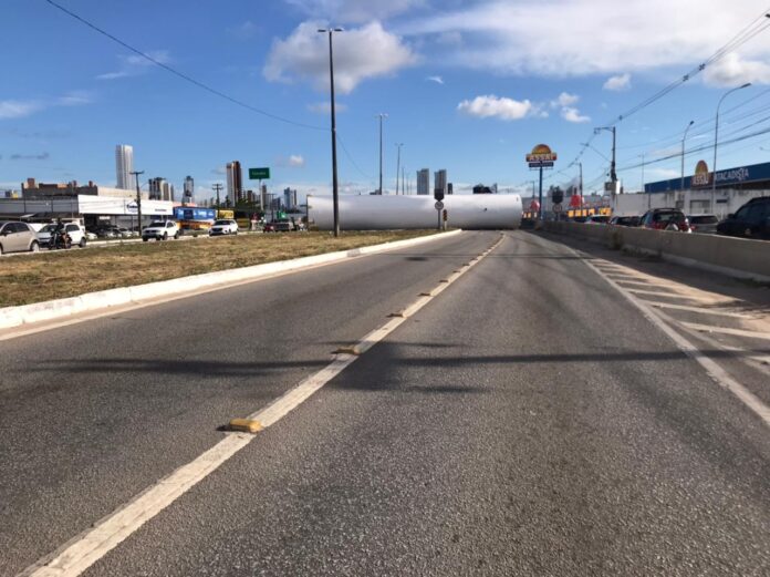 Carga de carreta se solta e interdita BR-230 nas duas vias entre Cabedelo e João Pessoa; veja vídeo