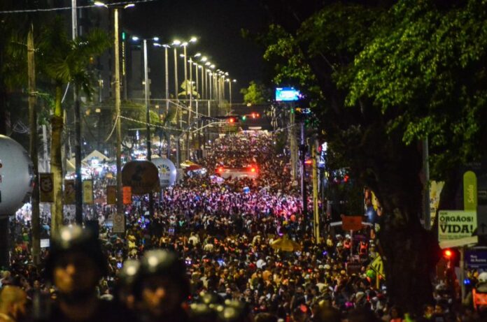 Com muita irreverência, Virgens de Tambaú invadem a via folia neste domingo