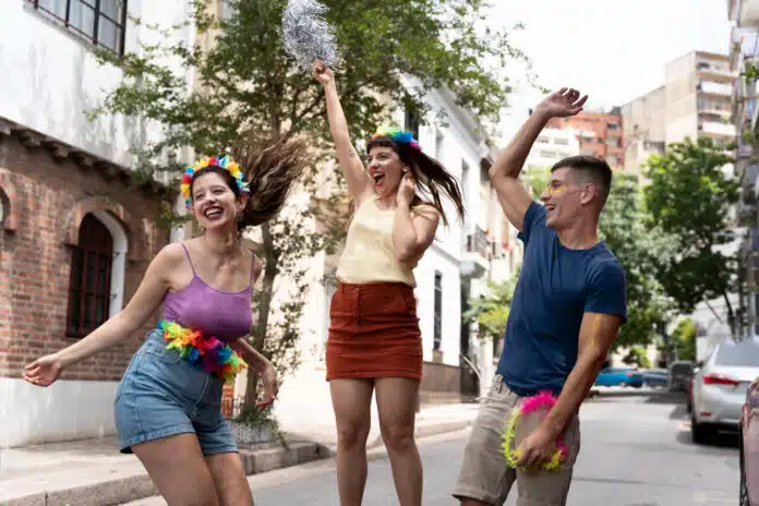 Confira dicas para um Carnaval saudável e divertido com atenção à hidratação e alimentação