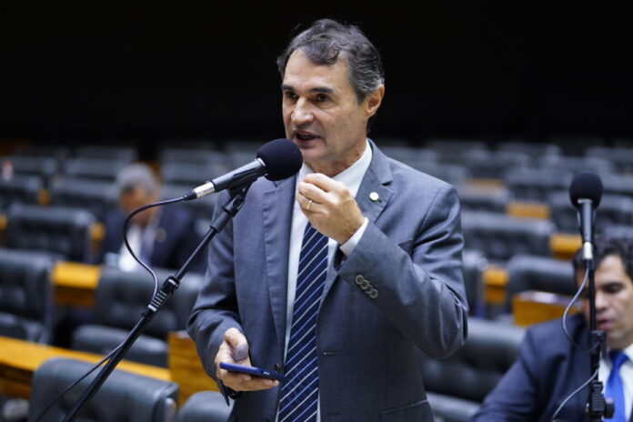 Deputado do Republicanos confirma convite da sigla a Romero, mas ressalta que partido respeitará decisão do ex-prefeito de CG