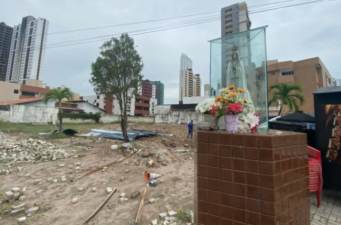 Gruta de Nossa Senhora em canteiro de obras fica intacta em meio a cenário de destruição