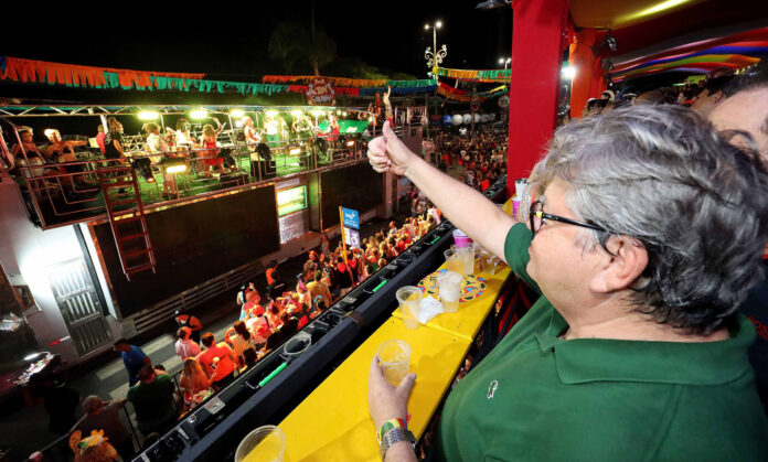 João Azevêdo prestigia desfile das Muriçocas e destaca segurança e colaboração da população