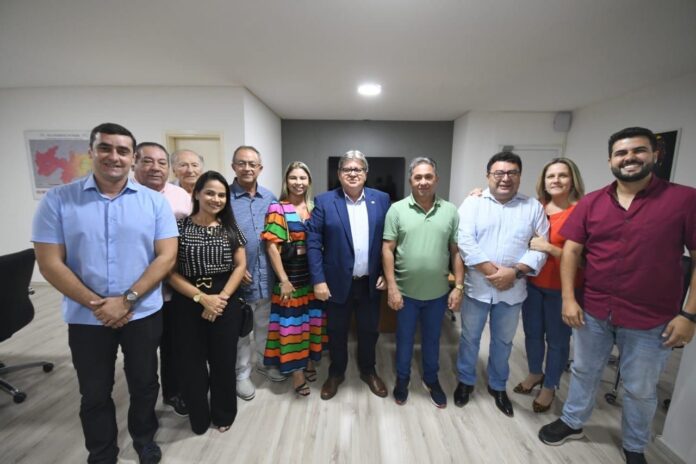 João Azevêdo une situação a oposição para as eleições municipais em Soledade