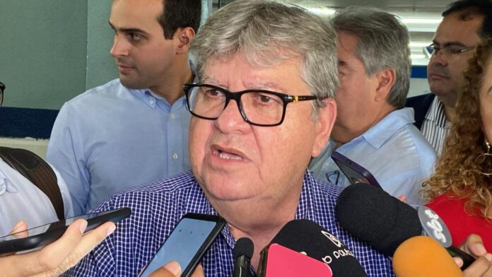 João diz que acusações de Pedro são levianas e insinua que seu 'grupo' não tem argumentos contra seu governo