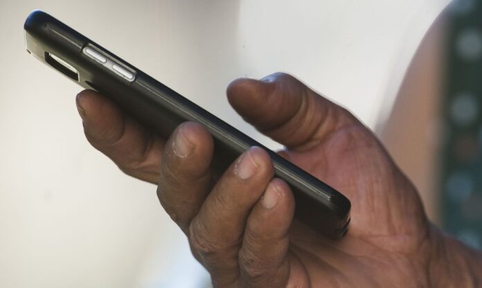 Justiça concede danos morais a consumidor por defeito em celular