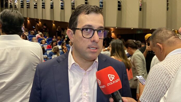 OUÇA: Gervásio 'rasga' elogios a Leo Bezerra e defende Jhony Bezerra em CG