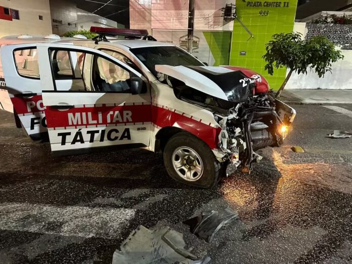 Policiais ficam feridos após viaturas colidirem durante perseguição, em CG