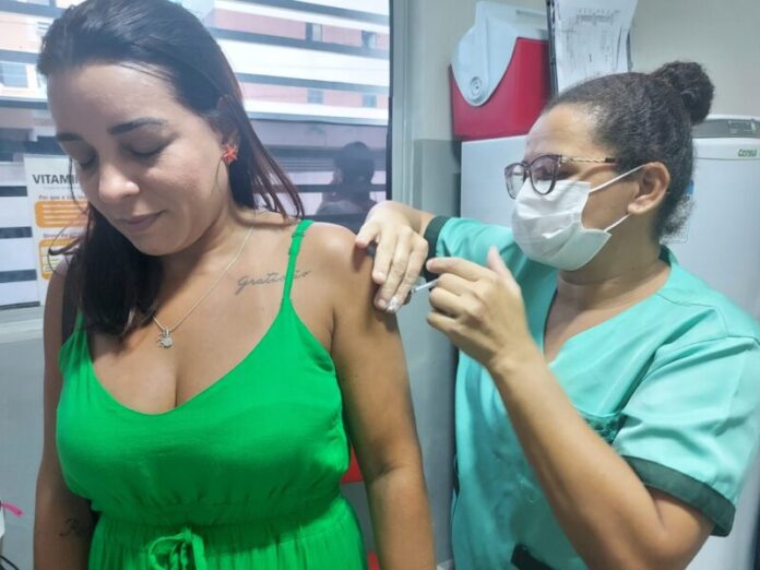 Prefeitura de João Pessoa vacina população em diversos serviços de saúde