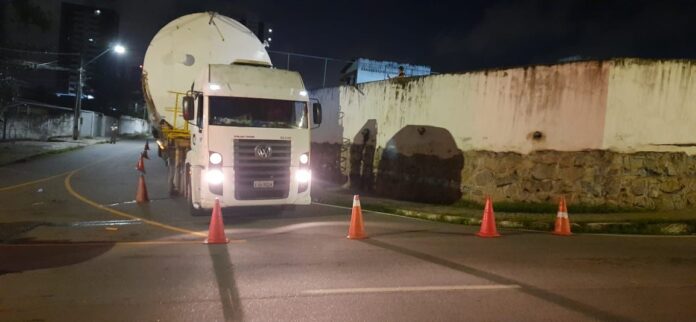Retirada de carreta presa em Avenida de JP avança mais uma madrugada e deve ser concluída nesta 6ª