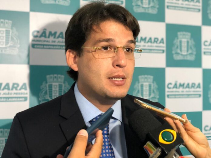 Vereador quer proibir Unipê de cobrar estacionamento aos alunos; entenda