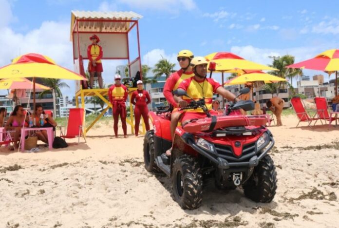 Bombeiros resgatam homem após se afogar em praia na cidade de Cabedelo