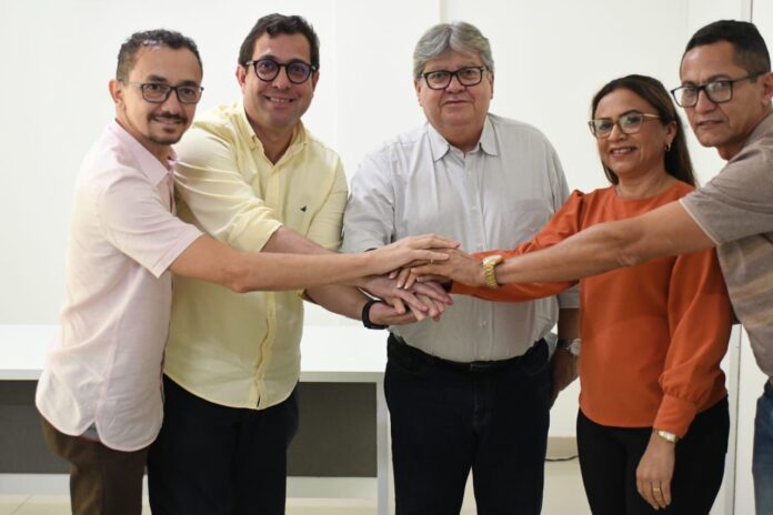 Candidatos à reeleição, prefeitos de Tavares e São Domingos se filiam ao PSB