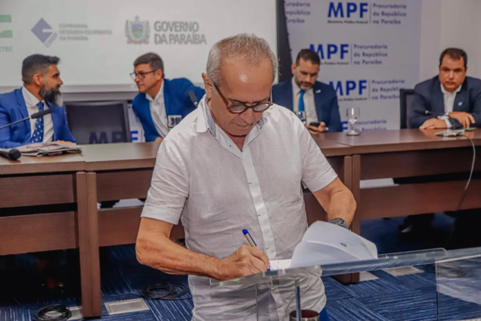 Cícero Lucena assina TAC que insere João Pessoa em programa para medidas de proteção marinha