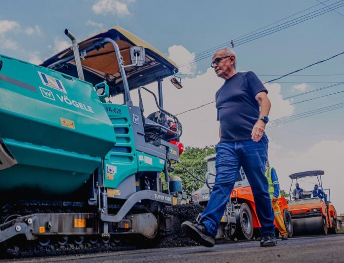 Cícero Lucena fiscaliza obras de asfalto em Paratibe e destaca avanços em toda a cidade