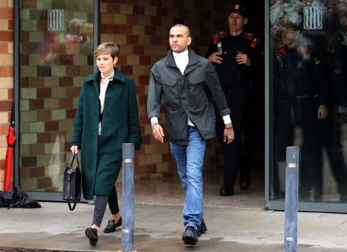 Daniel Alves paga fiança e deixa a prisão na Espanha