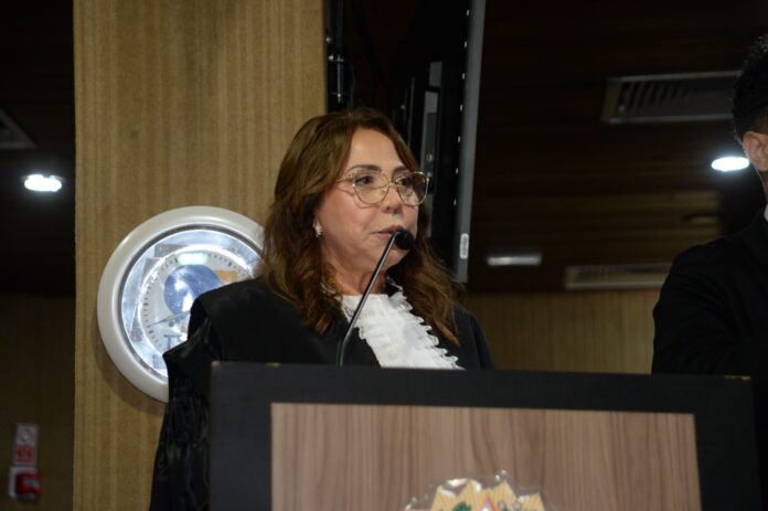 Desa. Agamenilde Dias toma posse solenemente na presidência do Eleitoral