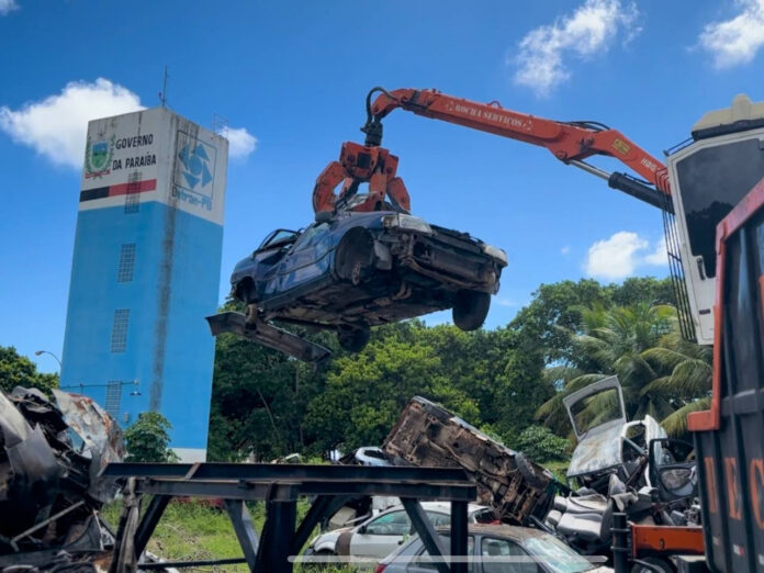 Detran-PB inicia retirada das sucatas inservíveis dos seus pátios após leilão