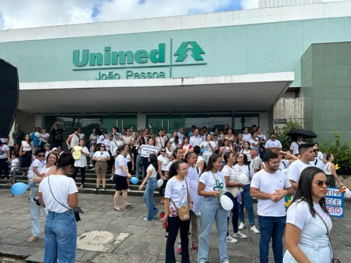 Familiares de crianças com TEA protestam contra Unimed JP por suspensão de tratamento