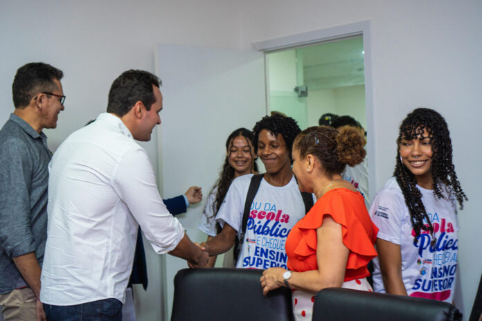 Governador em exercício recebe aprovados no Sisu e atribui conquista aos investimentos feitos na educação paraibana