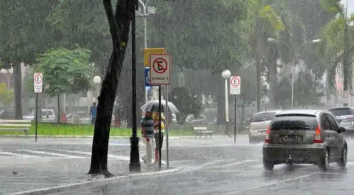 Inmet emite alerta de chuvas intensas para João Pessoa e outras 14 cidades da Paraíba