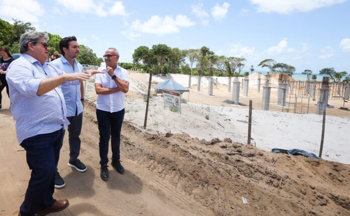 João Azevêdo e ministro do Turismo visitam obras do Polo Turístico Cabo Branco