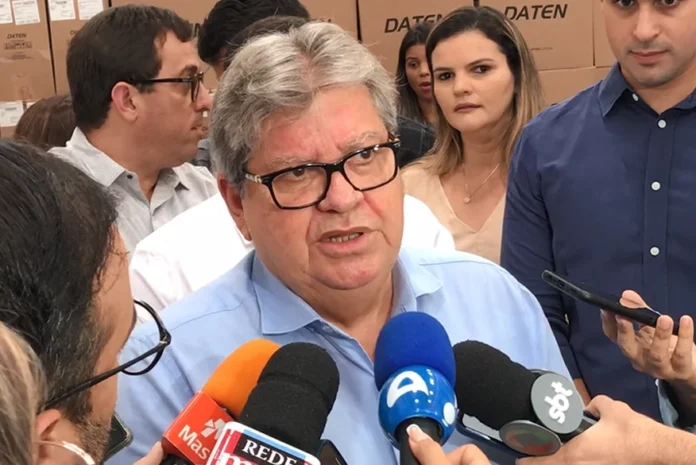 João Azevêdo renova nome de Jhony Bezerra como pré-candidato do PSB em CG: 