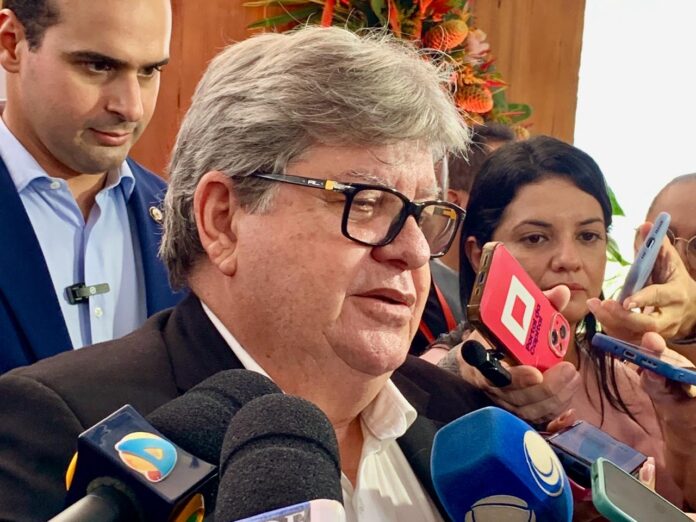 OUÇA: João volta a negar crise no PSB e confirma mudança na comissão provisória estadual