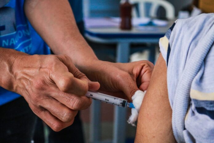Vacina da dengue: saiba quais os locais e quem pode tomar o imunizante na Capital