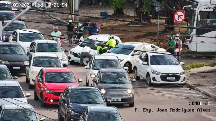 Veículo cai em bueiro sem tampa em frente ao Coelho's Bar, no Bancários