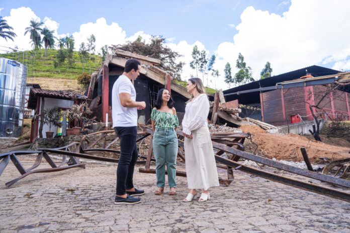 Vice-governador visita Engenho Triunfo, em Areia, e presta solidariedade após incêndio