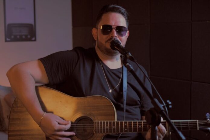 Cantor João Reys que viralizou vídeo compartilhado pela Simone Mendes faz show em João Pessoa