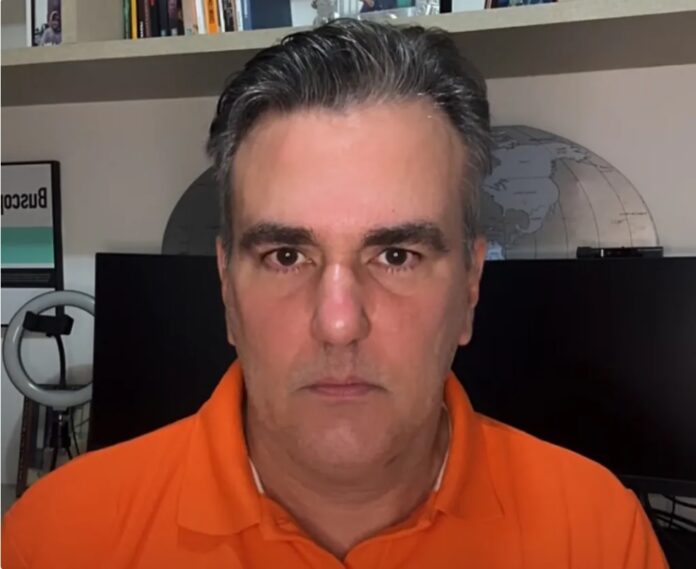 Em live, Queiroz enaltece Bolsonaro mas não revela futuro político